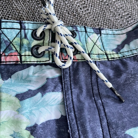 Tommy Bahama swim shorts - Picture 2 of 7